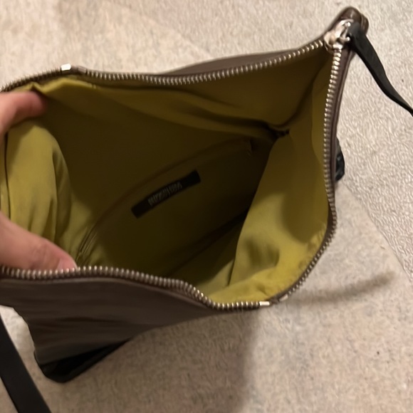 Kenneth Cole Reaction two toned Leather clutch with unique zipper detail - Picture 7 of 8